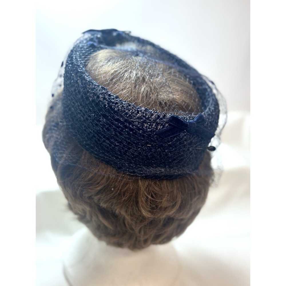 Union Made Women's Navy Hat With Netting on the open top/side. Union Made 1950's - Picture 4 of 12